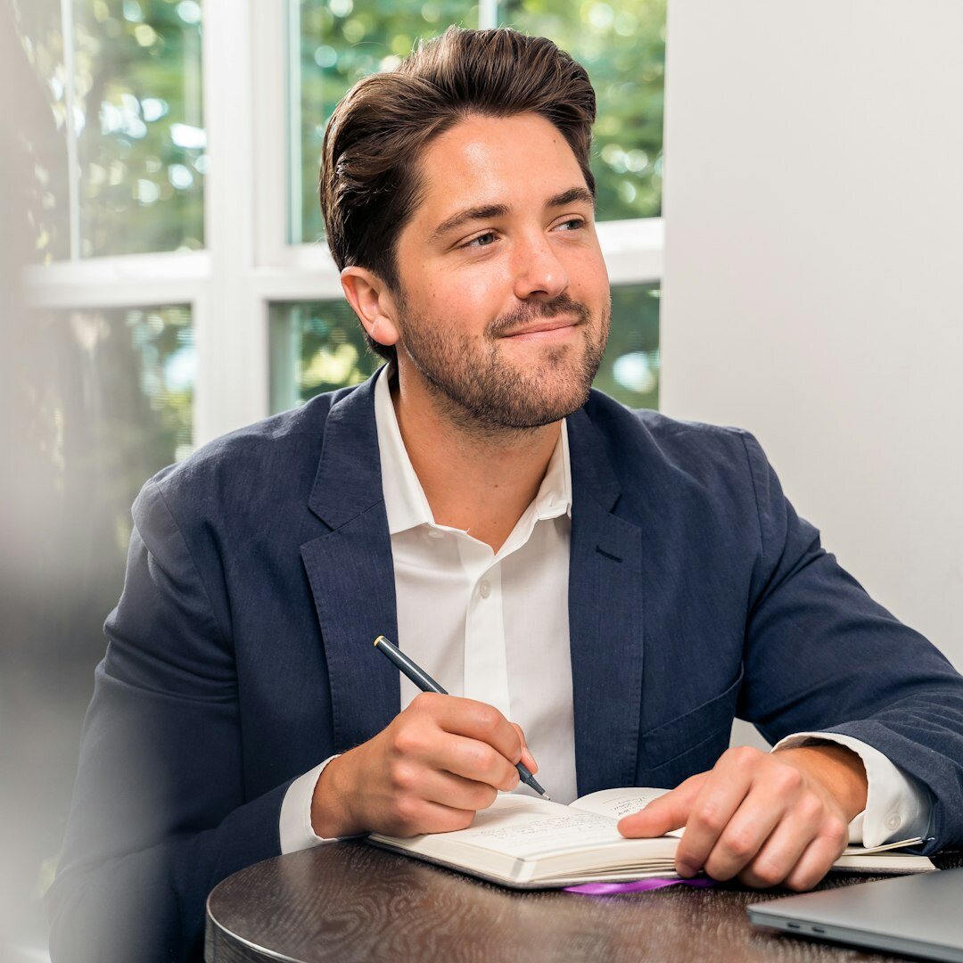 Freundliche Mitarbeiterin des Leserservice am Schreibtisch