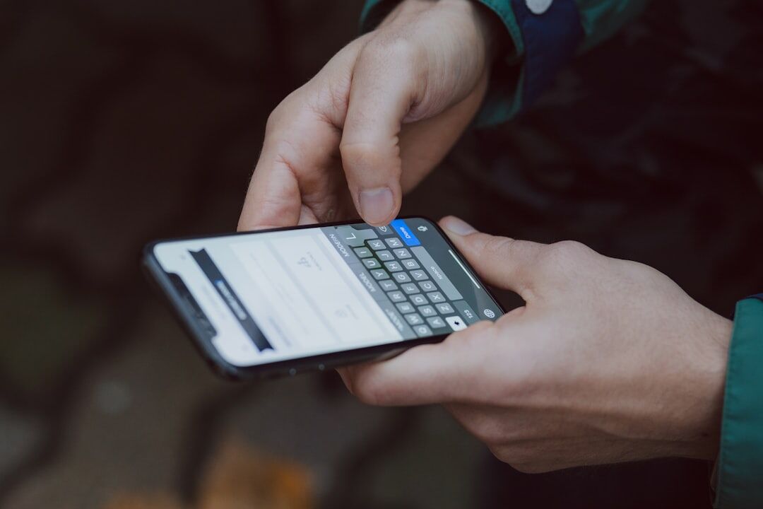 Smartphone zeigt eine Eilmeldung auf dem Bildschirm